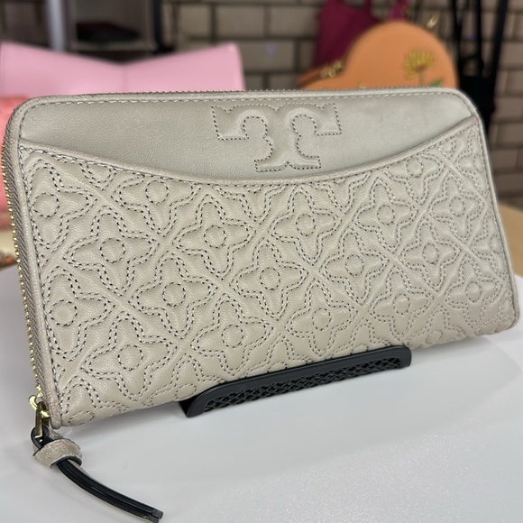 Tory Burch Handbags - 💥TORY BURCH - Bryant Zip Continental Leather Wallet - GY774